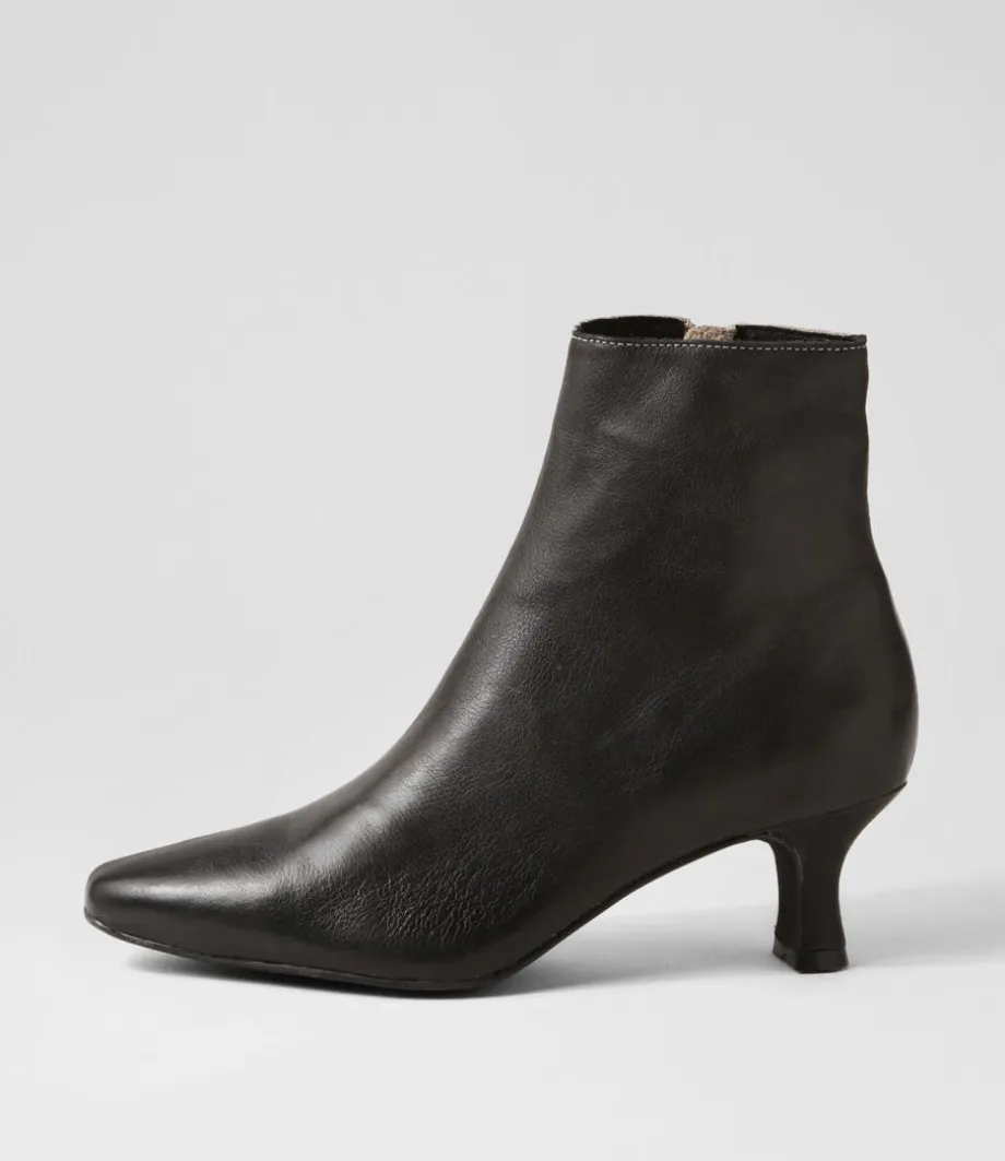 Cutaway Black Almond Leather Ankle Boots<DJANGO & JULIETTE Flash Sale
