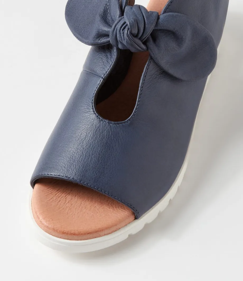 moneka_navy_white_leather_sandals_3.webp Moneka Navy White Leather Sandals<DJANGO & JULIETTE Online