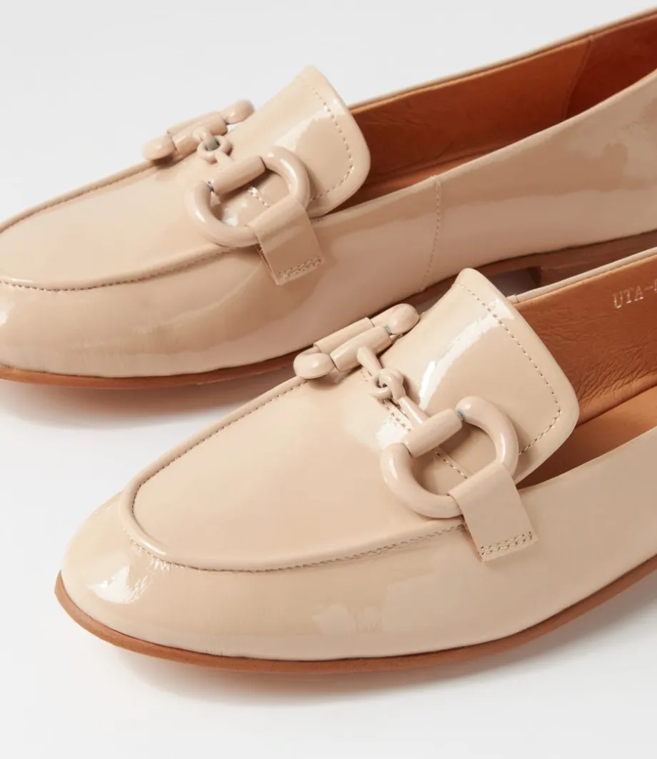 uta_latte_patent_leather_loafers_4.webp Uta Latte Patent Leather Loafers<DJANGO & JULIETTE Fashion